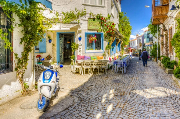 Alaçati, Thổ Nhĩ Kỳ: Các ngôi nhà tường trắng, đường phố quanh co và biển trong xanh, đã biến thành phố Alaçati trở thành một trong những điểm đến thơ mộng nhất ở Thổ Nhĩ Kỳ.