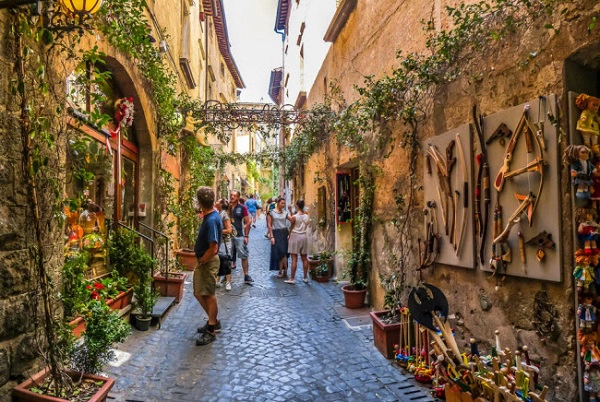 Umbria, Italia: Từng được gọi là trái tim xanh của Italia, Umbria là vùng duy nhất ở Italia không có bờ biển hay đường biên giới với các nước khác. Nơi đây nổi tiếng với các thị trấn thời Trung cổ và đặc sản được yêu thích nhất là rượu vang.