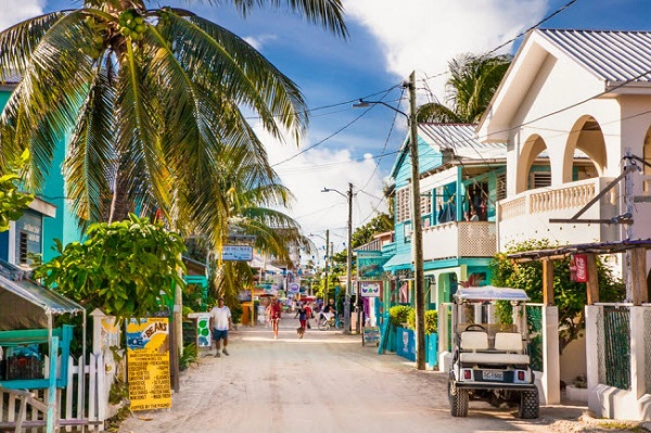 Belize, Trung Mỹ: Đường phố ở thành phố này nổi bật với những ngôi nhà nhiều màu sắc. Nhưng một điều lưu ý với du khách là tỷ lệ tội phạm ở đây rất cao.
