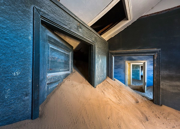 Một ngôi nhà ở bị sa mạc xâm lấn ở Kolmanskop - Ảnh: Ian Plant Một ngôi nhà ở bị sa mạc xâm lấn ở Kolmanskop - Ảnh: Ian Plant
