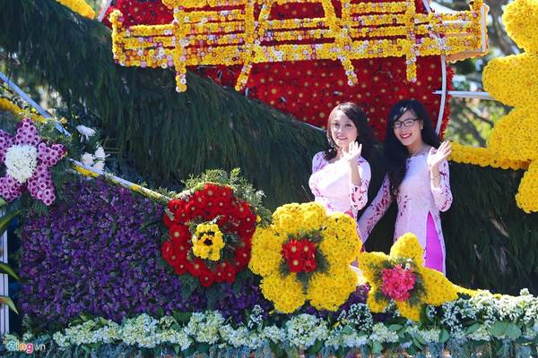 Các thiếu nữ vẫy chào khách trên xe hoa diễu hành.