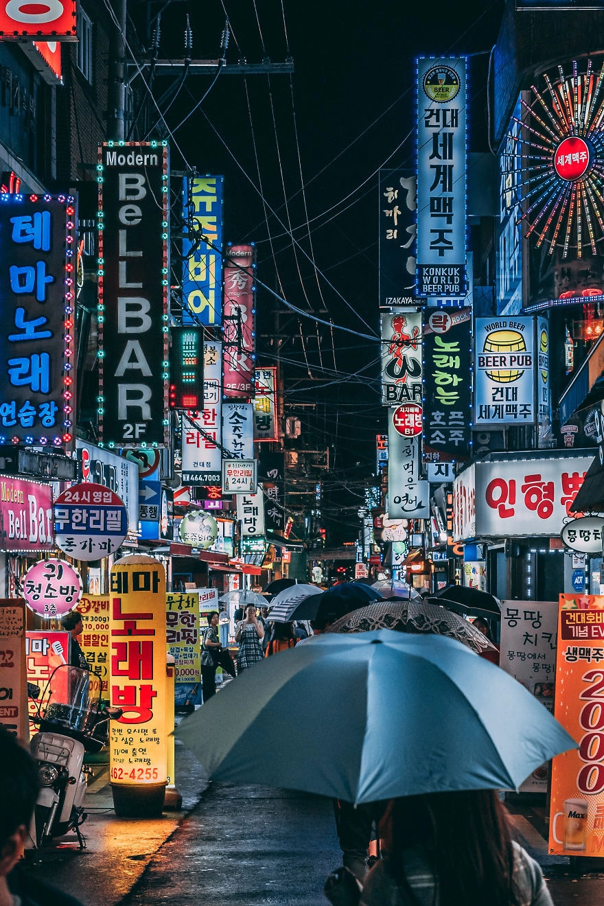 Một con phố trong khu trung tâm Seoul rực rỡ sắc màu của những biển hiệu mời gọi du khách. Seoul là một thành phố phát triển, cởi mở và đa văn hóa, nơi bạn có thể tìm thấy những quán ăn Nhật Bản, những người bán hàng nói tiếng Trung Quốc trôi chảy hay thậm chí là một nhà hàng ăn Việt Nam.