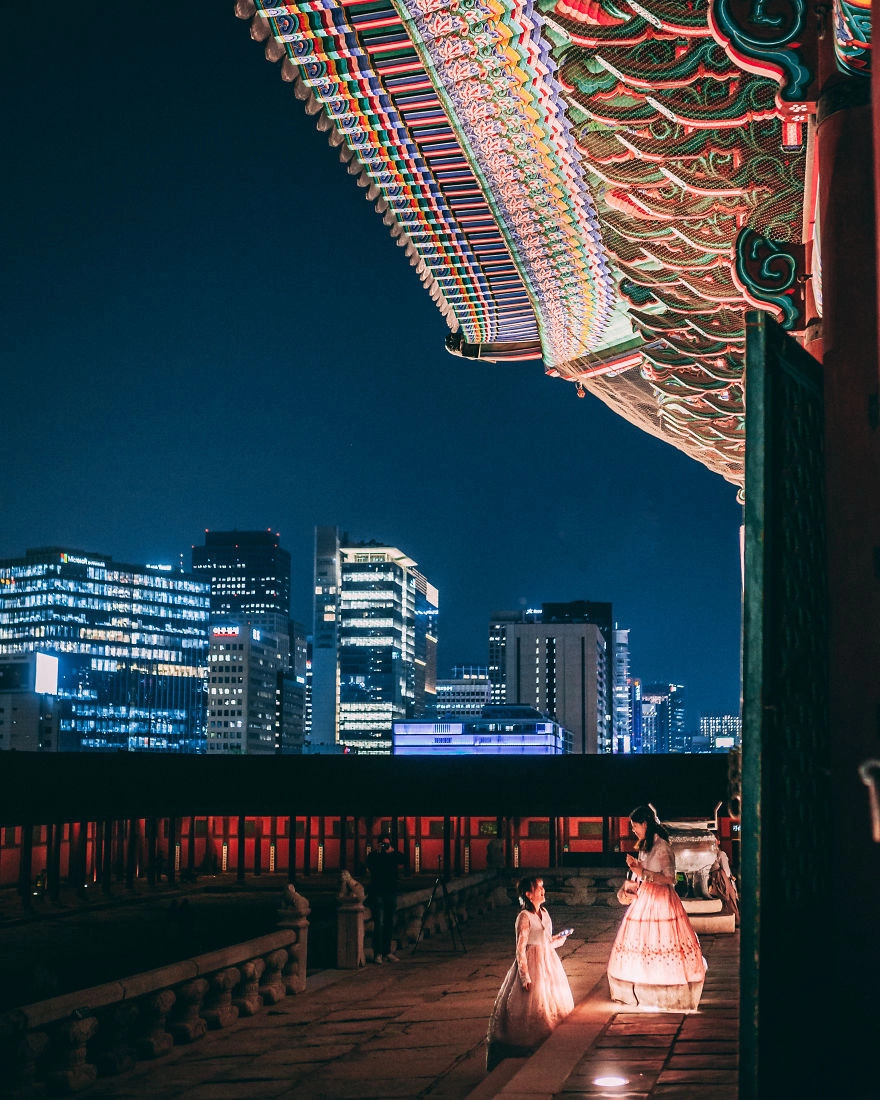 Hoàng cung Gyeongbokgung nằm trong số 5 cung chính còn lại ở Seoul. Những công trình này còn lại gần như nguyên vẹn và được bảo tồn cẩn trọng. Hàng ngày, Gyeongbokgung đón lượng khách du lịch rất lớn. Ban quản lý còn tổ chức một số hoạt động như diễn lại các nghi lễ thời phong kiến hay cho thuê trang phục truyền thống để thu hút khách du lịch.