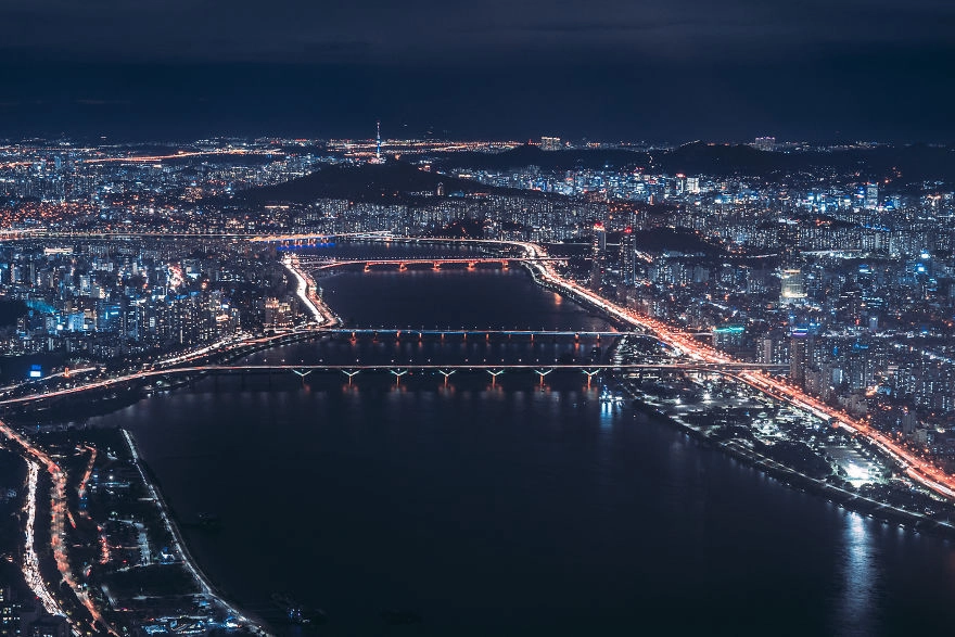 Seoul nhìn từ trên cao. Cũng giống như các thành phố lớn ở châu Á, Seoul cũng sở hữu nhiều cây cầu hiện đại bắc qua sông, nhịp độ phát triển dọc hai bên bờ sông phản ánh phần nào sự thay đổi của thành phố qua nhiều thập kỷ.