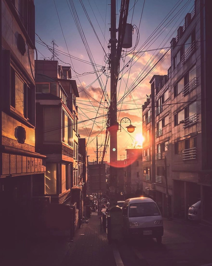 Ánh hoàng hôn thanh bình trong một khu dân cư bình dân ở Seoul.