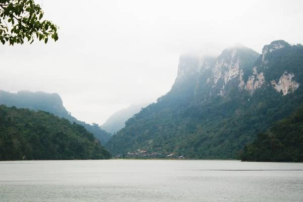 Sau khi qua bản Pác Ngòi, du khách sẽ tới bến thuyền hồ Ba Bể. Từ trên bến, bạn có thể phóng tầm mắt ra xa để thưởng ngoạn khung cảnh sơn thủy hữu tình của hồ. Trời chưa chuyển sang thu nhưng những đám mây sớm vẫn vờn quanh trên núi.