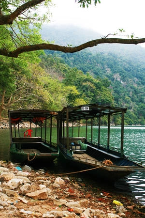 Những con thuyền chờ khách để bắt đầu hành trình khám phá vẻ đẹp của hồ nước ngọt lớn nhất cả nước. Hắt lên từ mặt nước, những chiếc thuyền mang một màu xanh sẫm.