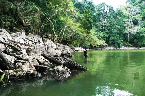 Đi qua một đoạn đường nhỏ, bạn sẽ tới ao Tiên. Đây là một ao nước nhỏ nằm trên đảo với màu nước xanh màu ngọc bích. Người dân vẫn kể rằng, xưa kia đây là nơi các nàng tiên ghé tắm sau khi ngao du sơn thủy.