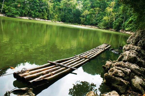 Một chiếc bè tre thả trôi bềnh bồng trên mặt ao Tiên, xung quanh là những bờ đá muôn hình vạn trạng. Nếu bạn là người đam mê chụp ảnh, khung cảnh ao Tiên sẽ làm say lòng bất cứ tay máy nào. Màu xanh của nước hòa trong màu lá cây, rêu đá và con thuyền lững lờ trên mặt ao phẳng lặng.