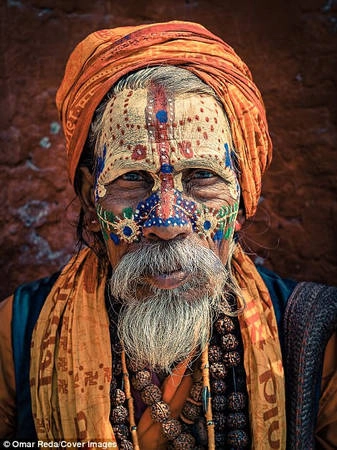 Tro bụi tượng trưng cho cái chết của họ nơi cuộc sống trần thế. Sadhu tin vào luân hồi. Tro bụi tượng trưng cho cái chết của họ nơi cuộc sống trần thế. Sadhu tin vào luân hồi.