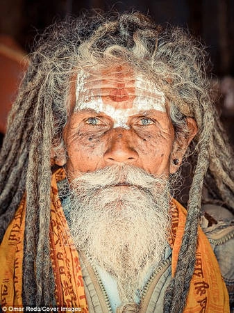 Hiện nay ở Ấn Độ có 4-5 triệu sadhu, ít hơn ở Nepal. Họ được mọi người tôn sùng, một số người tin rằng sadhu có thể tạo ra lời nguyền. Hiện nay ở Ấn Độ có 4-5 triệu sadhu, ít hơn ở Nepal. Họ được mọi người tôn sùng, một số người tin rằng sadhu có thể tạo ra lời nguyền.