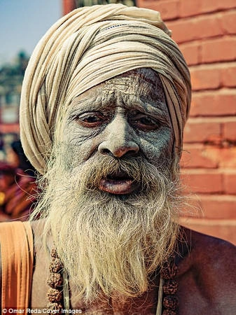 Sadhu thường hút cần sa, dù đây là điều bất hợp pháp đối với những người khác. Họ cho rằng đây là cách để liên lạc với thần Shiva, một trong những vị thần tối cao của đạo Hindu. Sadhu thường hút cần sa, dù đây là điều bất hợp pháp đối với những người khác. Họ cho rằng đây là cách để liên lạc với thần Shiva, một trong những vị thần tối cao của đạo Hindu.