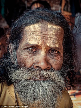 Sadhu sống nay đây mai đó, dựa hoàn toàn vào lễ vật của các tín đồ dâng lên nhằm đổi lấy việc được ban phước lành và sự cầu nguyện. Sadhu sống nay đây mai đó, dựa hoàn toàn vào lễ vật của các tín đồ dâng lên nhằm đổi lấy việc được ban phước lành và sự cầu nguyện.