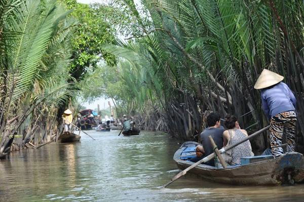 Du khách ngồi xuồng thăm quan cù lao. Ảnh: ST