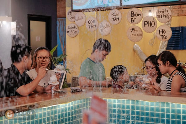 Bạn có thể mua kem rồi di chuyển ra khu vực khác để thưởng thức Bạn có thể mua kem rồi di chuyển ra khu vực khác để thưởng thức
