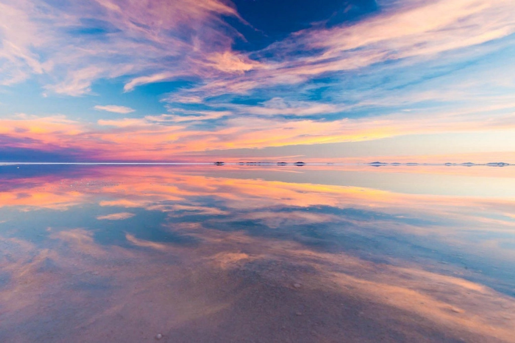 Phong cảnh lung linh huyền ảo ở Salar De Uyuni. Ảnh: Pinterest