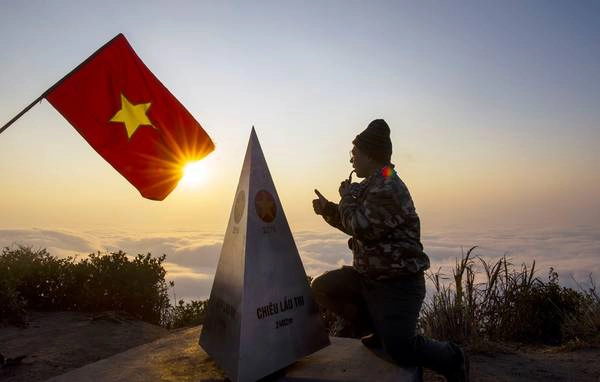 Lá cờ Tổ quốc và đỉnh chóp Chiêu Lầu Thi mới được cắm trên đỉnh núi. Chóp này nặng 92 kg, làm bằng hợp kim, được người dân khiêng lên đỉnh bằng tay không, vì không có một phương tiện cơ giới nào hỗ trợ được.