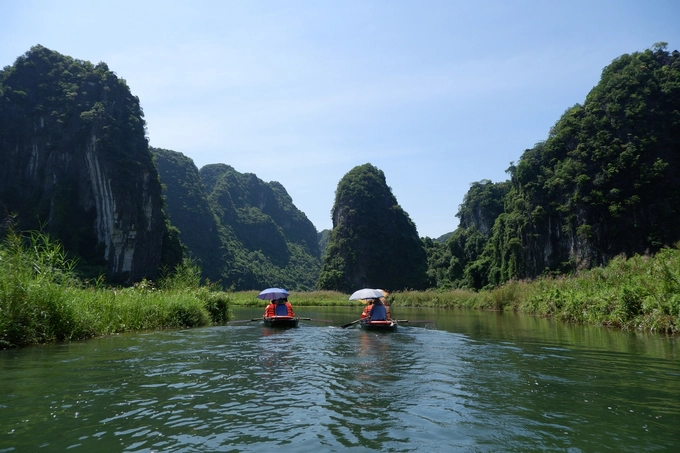 Mỗi nơi có một đặc trưng. Ở Tam Cốc thì du khách được xem các lái đò chèo thuyền bằng chân điêu luyện. Còn ở Tràng An, du khách được thăm nhiều động và điểm du lịch hơn như phim trường Kong, các đền, hang...  Tháng 1-3 cao điểm, lúa chín vàng rất đẹp. Tháng 5-7 trời rất nắng nhưng bù lại chụp hình ổn. Tuy nhiên bạn nên đem theo nước uống vì phải ngồi thuyền lâu. Còn mùa mưa nước dâng cao, du khách không thể vào một số hang. Nên xem trước thời tiết để linh động.