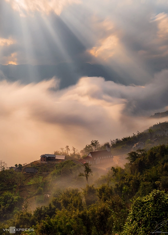 Nhà thờ Hầu Thào, bản Hang Đá mờ ảo trong mây cuối chiều. Địa điểm này cách Sa Pa khoảng 7 km, được đánh giá còn giữ nguyên bản sắc của Sa Pa, từ thiên nhiên tới con người.