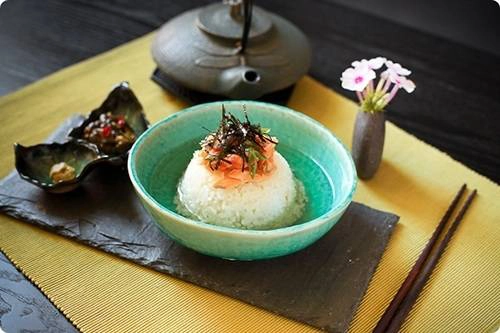 Bạn có “dám” chan nước trà vào cơm và ăn một cách ngon lành không? Những tưởng công thức này bất khả thi và quái lạ nhưng người Nhật lại ăn như vậy đấy. Cơm trộn trà xanh gồm có cơm nóng, rong biển, cá hồi, thịt heo, mơ muối và đương nhiên không thể vắng mặt thành phần nước trà xanh nóng. Khi ăn, chỉ việc chan nước trà vào như canh và trộn đều lên. Thêm một chút ớt hay wasabi, vị độc lạ và hài hòa đến khó tin của món cơm “kì cục” này lại càng làm bạn ngạc nhiên hơn nữa. (Ảnh: Internet) Bạn có “dám” chan nước trà vào cơm và ăn một cách ngon lành không? Những tưởng công thức này bất khả thi và quái lạ nhưng người Nhật lại ăn như vậy đấy. Cơm trộn trà xanh gồm có cơm nóng, rong biển, cá hồi, thịt heo, mơ muối và đương nhiên không thể vắng mặt thành phần nước trà xanh nóng. Khi ăn, chỉ việc chan nước trà vào như canh và trộn đều lên. Thêm một chút ớt hay wasabi, vị độc lạ và hài hòa đến khó tin của món cơm “kì cục” này lại càng làm bạn ngạc nhiên hơn nữa. (Ảnh: Internet)