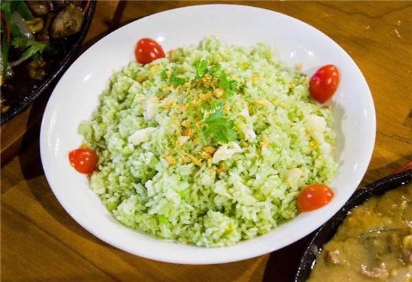 Sò điệp ngọt thơm kết hợp với các loại rau củ tươi rói khiến người ta ăn no căng bụng mà vẫn không muốn buông chén. Thêm vào đó, cái màu xanh mát mắt của đĩa cơm hoàn toàn là màu của rau bó xôi bổ dưỡng, khiến người thưởng thức an tâm. (Ảnh: Internet) Sò điệp ngọt thơm kết hợp với các loại rau củ tươi rói khiến người ta ăn no căng bụng mà vẫn không muốn buông chén. Thêm vào đó, cái màu xanh mát mắt của đĩa cơm hoàn toàn là màu của rau bó xôi bổ dưỡng, khiến người thưởng thức an tâm. (Ảnh: Internet)