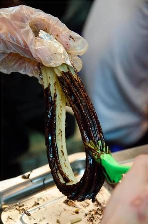 Đến với món bánh churros lần đầu tiên xuất hiện tại Sài Gòn, bạn có thể chọn loại truyền thống hoặc loại phủ sô-cô-la. Với bánh truyền thống, lớp đường quế phủ bên ngoài thơm nồng, ngọt dịu hòa quyện nhẹ nhàng với lớp bột bánh xôm xốp. Còn bánh phủ sô-cô-la chắc chắn sẽ không làm phụ lòng những tín đồ mê mẩn đồ ngọt. (Ảnh: Internet) Đến với món bánh churros lần đầu tiên xuất hiện tại Sài Gòn, bạn có thể chọn loại truyền thống hoặc loại phủ sô-cô-la. Với bánh truyền thống, lớp đường quế phủ bên ngoài thơm nồng, ngọt dịu hòa quyện nhẹ nhàng với lớp bột bánh xôm xốp. Còn bánh phủ sô-cô-la chắc chắn sẽ không làm phụ lòng những tín đồ mê mẩn đồ ngọt. (Ảnh: Internet)