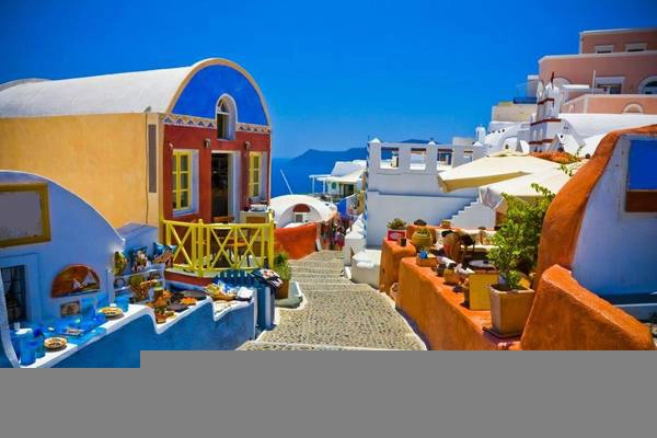 Đến Santorini, bạn chẳng cần lên một lịch trình nào mà chỉ đơn giản là đi dạo khám phá vẻ đẹp của từng ngôi làng, từng con đường nơi đây. Ảnh: thomascook.com