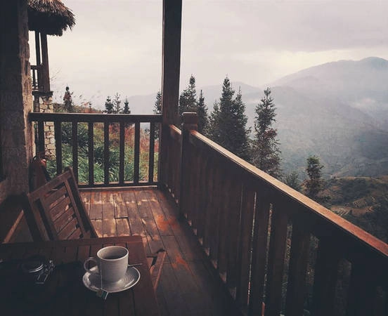 Một góc nhỏ ngoài hành lang, nơi bạn nhâm nhi tách café, chờ đón những tia sáng đầu tiên hiện lên trong màn sương sớm. Ảnh: @donny mai Một góc nhỏ ngoài hành lang, nơi bạn nhâm nhi tách café, chờ đón những tia sáng đầu tiên hiện lên trong màn sương sớm. Ảnh: @donny mai