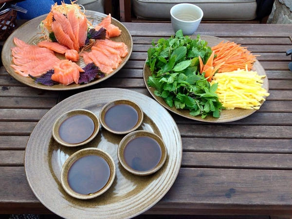 Ở đây, bạn có thể thưởng thức món cá hồi sông nổi tiếng, ăn kèm với những loại rau thơm được trồng trên núi mang lại hương vị ngon độc đáo và khác lạ. Ảnh: @Phuong anh do Ở đây, bạn có thể thưởng thức món cá hồi sông nổi tiếng, ăn kèm với những loại rau thơm được trồng trên núi mang lại hương vị ngon độc đáo và khác lạ. Ảnh: @Phuong anh do