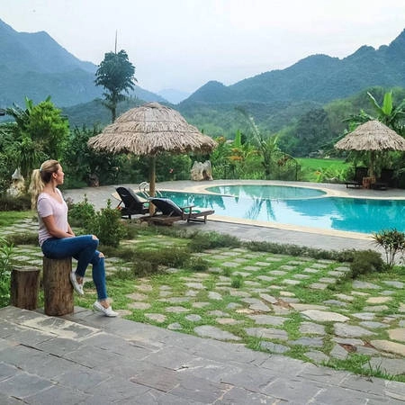 Khu bể bơi giữa một khung cảnh núi rừng trùng điệp rất ấn tượng. Bể bơi này có mực nước khá sâu, nơi nông nhất là 1m4 nên nếu có trẻ em đi cùng bạn nên chú ý hơn. Ảnh: @fb miss my chan Khu bể bơi giữa một khung cảnh núi rừng trùng điệp rất ấn tượng. Bể bơi này có mực nước khá sâu, nơi nông nhất là 1m4 nên nếu có trẻ em đi cùng bạn nên chú ý hơn. Ảnh: @fb miss my chan