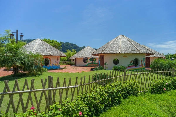 Một điểm nổi bật của resort này đó chính khu vui chơi cho trẻ em vô cùng tiện ích. Đó cũng chính là lý do rất nhiều gia đình có trẻ nhỏ lựa chọn đây là điểm đến du lịch mùa hè này. Một điểm nổi bật của resort này đó chính khu vui chơi cho trẻ em vô cùng tiện ích. Đó cũng chính là lý do rất nhiều gia đình có trẻ nhỏ lựa chọn đây là điểm đến du lịch mùa hè này.
