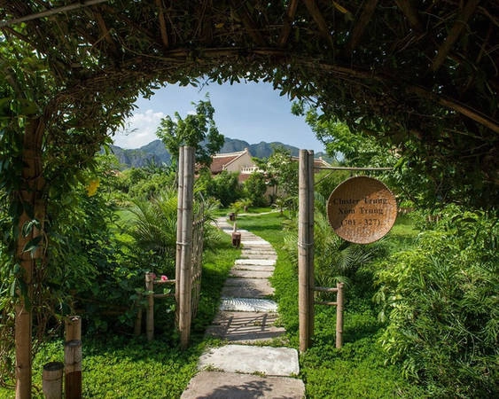Đi dạo trên những con đường lát đá, ngắm nhìn vườn hoa, vườn cây xinh xắn cũng là một cái thú khi nghỉ dưỡng tại đây Đi dạo trên những con đường lát đá, ngắm nhìn vườn hoa, vườn cây xinh xắn cũng là một cái thú khi nghỉ dưỡng tại đây