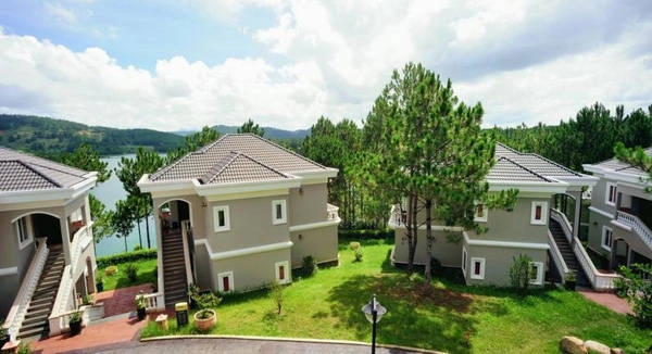 Khu biệt thự ven hồ. Ảnh:@dulichso.com Khu biệt thự ven hồ. Ảnh:@dulichso.com