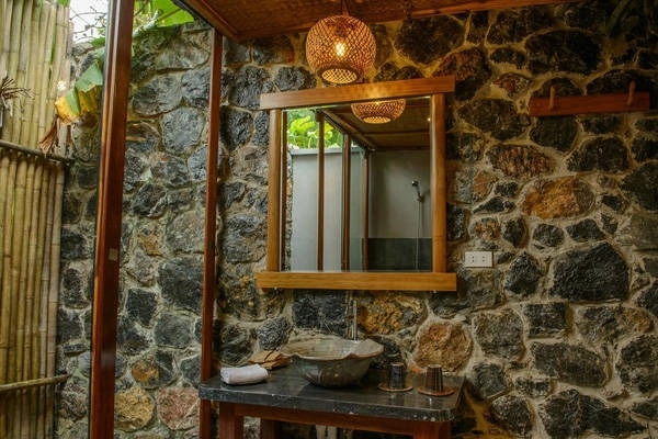 Các vật liệu trang trí và đồ dùng trong khu resort đều được làm từ chất liệu tự nhiên. Các vật liệu trang trí và đồ dùng trong khu resort đều được làm từ chất liệu tự nhiên.