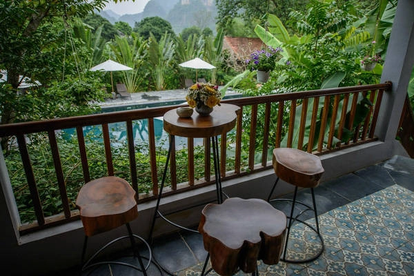 Đơn giản nhưng tinh tế, góc ngồi thư giãn bên ngoài lan can được rất nhiều khách du lịch yêu thích. Đơn giản nhưng tinh tế, góc ngồi thư giãn bên ngoài lan can được rất nhiều khách du lịch yêu thích.
