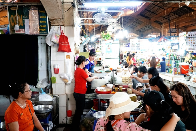 Theo chủ sạp chè nhỏ nằm trong góc chợ Bến Thành, quán mở từ năm 1968, đến nay vừa tròn 50 năm. Các công đoạn nấu chè được làm tại nhà ở quận 10. "Mỗi ngày chúng tôi bắt đầu nấu từ khoảng 1h30 để kịp mang ra bán lúc 6h", chị Linh, nhân viên quán nói. Theo chủ sạp chè nhỏ nằm trong góc chợ Bến Thành, quán mở từ năm 1968, đến nay vừa tròn 50 năm. Các công đoạn nấu chè được làm tại nhà ở quận 10. "Mỗi ngày chúng tôi bắt đầu nấu từ khoảng 1h30 để kịp mang ra bán lúc 6h", chị Linh, nhân viên quán nói.