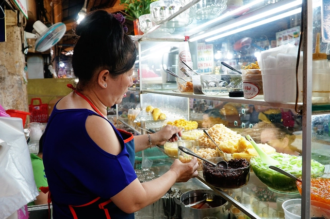 Cũng theo chủ quán, mỗi ngày địa chỉ này đón trung bình 1.000 lượt khách là dân địa phương và người đi du lịch. Do không gian nhỏ, khách đến ăn nhanh rồi đi. Tác phong phục vụ của nhân viên tại đây cũng nhanh nhẹn, ân cần. Cũng theo chủ quán, mỗi ngày địa chỉ này đón trung bình 1.000 lượt khách là dân địa phương và người đi du lịch. Do không gian nhỏ, khách đến ăn nhanh rồi đi. Tác phong phục vụ của nhân viên tại đây cũng nhanh nhẹn, ân cần.