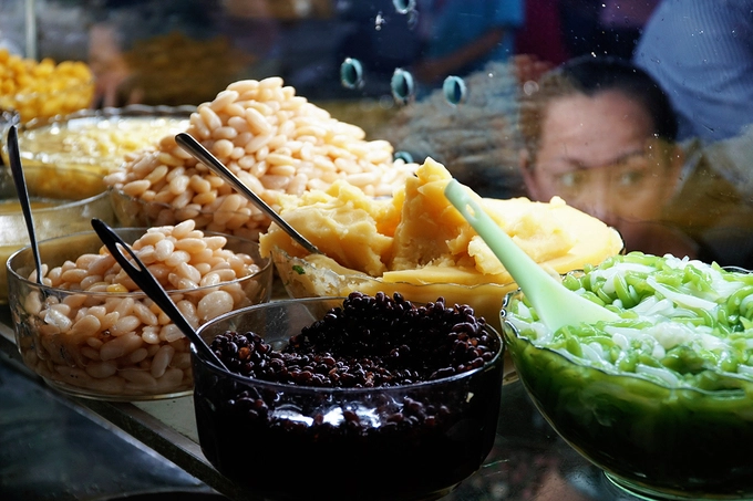 Quán có hơn 20 loại chè khác nhau như sương sa hột lựu, nhãn nhục, hạt sen, bánh lọt nước dừa, bánh chuối... được biến tấu theo sở thích của khách. Bạn có thể chọn bất kỳ loại nào cho vào chè, nếu không thích ăn theo thực đơn. Chủ hàng cho biết đang triển khai 3 món mới để thu hút thực khách. Quán có hơn 20 loại chè khác nhau như sương sa hột lựu, nhãn nhục, hạt sen, bánh lọt nước dừa, bánh chuối... được biến tấu theo sở thích của khách. Bạn có thể chọn bất kỳ loại nào cho vào chè, nếu không thích ăn theo thực đơn. Chủ hàng cho biết đang triển khai 3 món mới để thu hút thực khách.