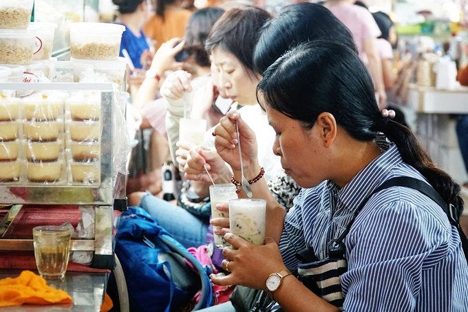 Quán mở đến 6h chiều. Bạn cũng có thể kết hợp thăm thú chợ Bến Thành sau khi ăn chè. Quán mở đến 6h chiều. Bạn cũng có thể kết hợp thăm thú chợ Bến Thành sau khi ăn chè.