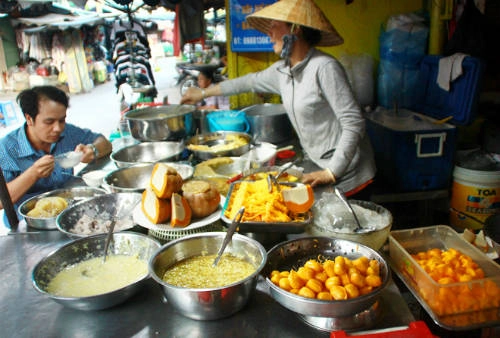 Sạp chè Campuchia hấp dẫn với màu sắc vàng ươm của bí đỏ, bánh trứng, mì trứng, bánh hoa... Ảnh: Đức Thành Sạp chè Campuchia hấp dẫn với màu sắc vàng ươm của bí đỏ, bánh trứng, mì trứng, bánh hoa... Ảnh: Đức Thành
