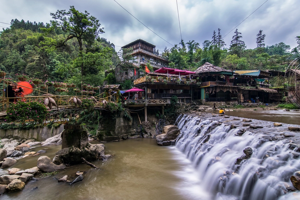 Tới đây, du khách có thể thuê trang phục của đồng bào dân tộc để chụp ảnh bên dòng suối Hoa. Ảnh: Chuah Kang Lin/Shutterstock.