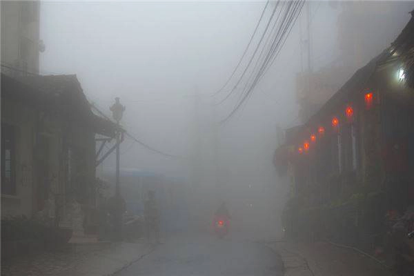 Thị trấn Sapa lẩn khuất trong màn sương mù mờ ảo.