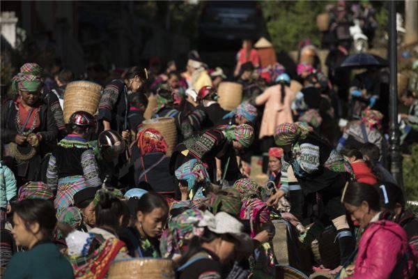 Đến Sapa du khách không thể bỏ lỡ trải nghiệm đi chợ phiên vùng cao.