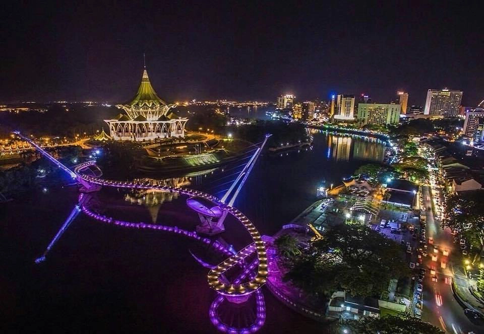 Sự đông đúc của Kuching tập trung nhiều ở phía bờ nam sông Sarawak, đây cũng là nơi Hoa kiều sống tập trung với nhau, với các kiến trúc quan trọng đều được sơn phủ màu xanh da trời. Phía bờ Bắc ít nhộn nhịp hơn, nổi bật với kiến trúc xanh lá, là nơi chủ yếu người Malaysia và thổ dân Bumi sinh sống. Bạn có thể đi sampan (taxi trên sông) để ngắm nhìn toàn cảnh thành phố. Nổi bật là cầu bộ hành Golden Anniversary Bridge dài 330m. Cầu vừa khánh thành năm 2017, được coi như biểu tượng mới của Kuching với những đường uốn lượn độc đáo bắc qua sông Sarawak. Sự đông đúc của Kuching tập trung nhiều ở phía bờ nam sông Sarawak, đây cũng là nơi Hoa kiều sống tập trung với nhau, với các kiến trúc quan trọng đều được sơn phủ màu xanh da trời. Phía bờ Bắc ít nhộn nhịp hơn, nổi bật với kiến trúc xanh lá, là nơi chủ yếu người Malaysia và thổ dân Bumi sinh sống. Bạn có thể đi sampan (taxi trên sông) để ngắm nhìn toàn cảnh thành phố. Nổi bật là cầu bộ hành Golden Anniversary Bridge dài 330m. Cầu vừa khánh thành năm 2017, được coi như biểu tượng mới của Kuching với những đường uốn lượn độc đáo bắc qua sông Sarawak.