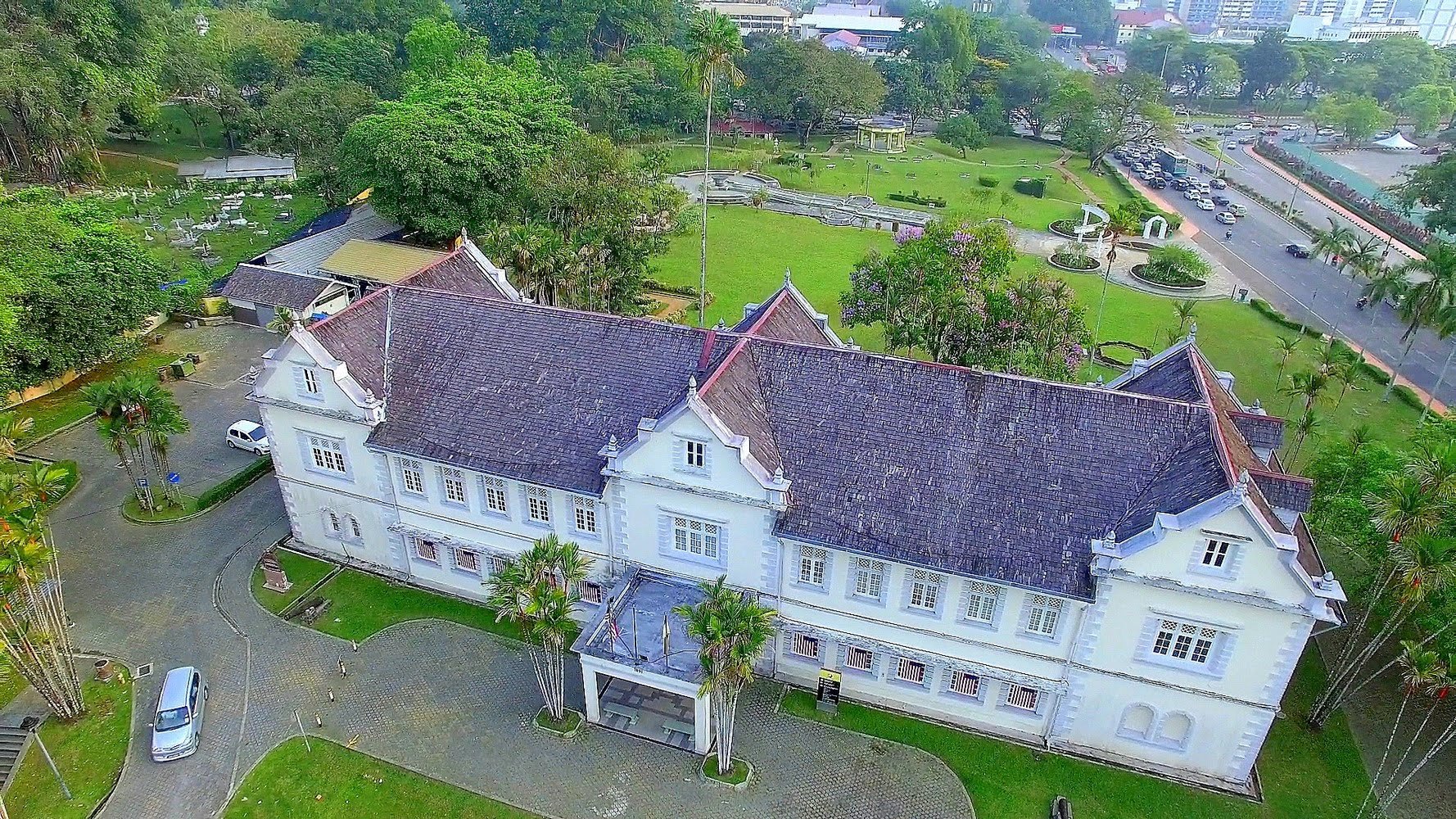 Sarawak Museum vốn là một trong những bảo tàng tốt nhất ở châu Á, với các hiện vật trưng bày về dân tộc, lịch sử thiên nhiên, các món đồ tạo tác của người Malaysia và đồ sứ Trung Hoa. Sarawak Museum vốn là một trong những bảo tàng tốt nhất ở châu Á, với các hiện vật trưng bày về dân tộc, lịch sử thiên nhiên, các món đồ tạo tác của người Malaysia và đồ sứ Trung Hoa.
