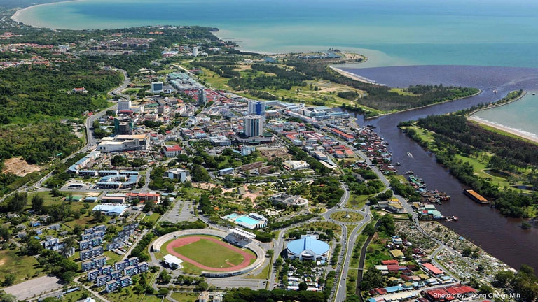 Miri, cửa ngõ khám phá rừng mưa nhiệt đới Ngoài Kuching, Miri cũng là một điểm đến khá hấp dẫn của Sarawak. Thành phố này nằm gần biên giới với Brunei, là cửa ngõ đến phía Bắc Sarawak với những công viên quốc gia bao la, những dòng sông và cao nguyên kỳ vĩ. Từ Kuching đến Miri mất hơn một giờ bay. Nếu đi trực tiếp từ Kuala Lumpur, bạn sẽ phải ngồi máy bay gần 2 tiếng rưỡi. Miri, cửa ngõ khám phá rừng mưa nhiệt đới Ngoài Kuching, Miri cũng là một điểm đến khá hấp dẫn của Sarawak. Thành phố này nằm gần biên giới với Brunei, là cửa ngõ đến phía Bắc Sarawak với những công viên quốc gia bao la, những dòng sông và cao nguyên kỳ vĩ. Từ Kuching đến Miri mất hơn một giờ bay. Nếu đi trực tiếp từ Kuala Lumpur, bạn sẽ phải ngồi máy bay gần 2 tiếng rưỡi.