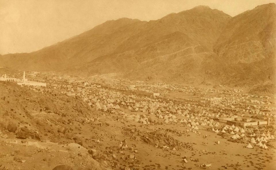 Năm 1917: Một tấm hình được chụp vào năm 1917 ghi lại quang cảnh hàng nghìn người Hồi giáo đang hành hương. Lều ở của họ trải dài trên thung lũng Mina, gần thánh địa Mecca. Ngày nay, những căn lều của người hành hương đều rất tiện nghi, có cả máy lạnh. Ảnh: Samuel M. Zwemer.