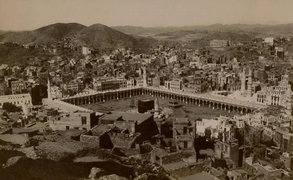 Trong ảnh là toàn cảnh thánh đường Hồi giáo Mecca được chụp từ trên cao vào năm 1917. Thời điểm này, Saudi Arabia không hề có những tòa cao ốc, xung quanh chủ yếu là sa mạc, núi đồi và những ngôi nhà gạch. Ảnh: Samuel M. Zwemer.