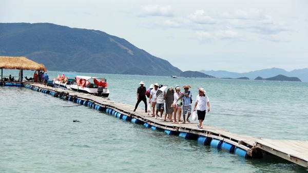 Một đoàn du khách đến tham quan đảo Điệp Sơn (Vạn Ninh, Khánh Hòa) - Ảnh: TRUNG TÂN Một đoàn du khách đến tham quan đảo Điệp Sơn (Vạn Ninh, Khánh Hòa) - Ảnh: TRUNG TÂN