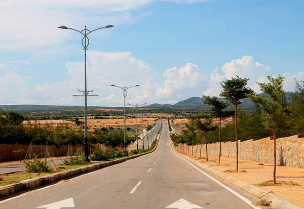 Rời Mũi Dinh hướng về Phan Rang, bạn lại được tận mắt thấy thảo nguyên xanh giữa lòng sa mạc. Những con đường nhựa trải dài tít tắp băng qua các cánh đồng, nương rẫy, làng mạc hòa trong cảnh sắc mây trời, núi non trùng điệp tạo nên một bức tranh thật đẹp.
